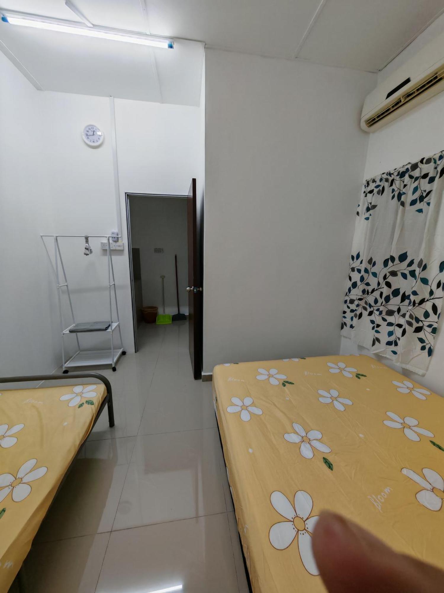 Homestay Banting #5, Islam, 1Bilik-6Pax, #Bilik1# 3Bed-2Tilamyoga-1Aircon, #Hall# Sofa-Kipas-Tv-Iron, #Dapur# Stove-Kettle-Periuknasi, #No Towel מראה חיצוני תמונה